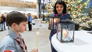 Das Friedenslicht wird entzündet