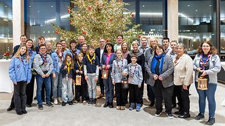 Pfadfinderinnen und Pfadfinder, Abgeordnete und Gäste sowie Landtagspräsidentin Muhterem Aras vor dem Weihnachtsbaum