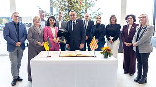 Gruppenfoto vor dem Goldenen Buch