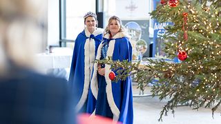 Hoheiten geben sich die Ehre: Jody Bredenhagen, seit 2025 Heidelbeerkönigin Enzklösterle und Celine Nelkner, seit 2025 Heidelbeerprinzessin Enzklösterle