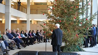 Dr. Gerhard Neudecker (Katholisches Büro) am Mikrofon