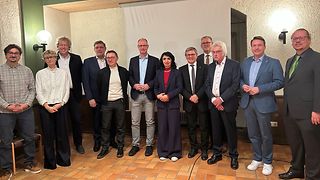 Gruppenbild mit den Teilnehmenden der Gedenkfeier