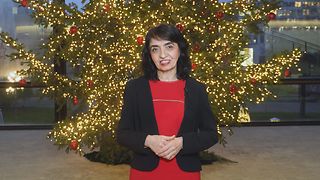Landtagspräsidentin Aras vor dem Weihnachtsbaum in der Lobby des Landtagsgebäudes