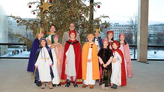 Die Sternsinger vor dem Weihnachtsbaum