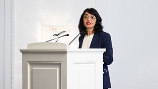 Landtagspräsidentin Aras bei Ihrer Rede am Redepult