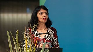 Landtagspräsidentin Aras bei Ihrem Grußwort am Redepult