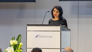 Landtagspräsidentin Aras bei ihrer Laudatio am Redepult