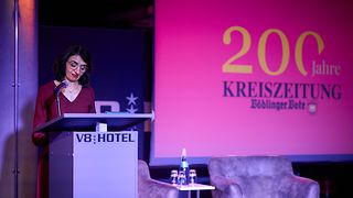 Landtagspräsidentin Aras bei ihrer Rede am Redepult