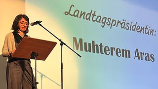 Landtagspräsidentin Aras bei ihrer Rede am Redepult