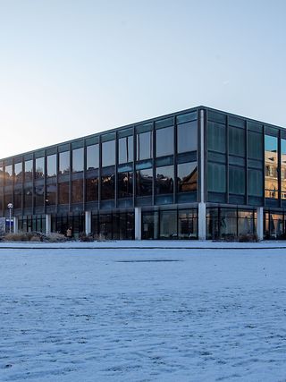 Ansicht des verschneiten Landtagsgebäudes