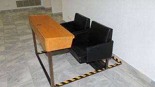 Insgesamt 45 solche Doppelsitze aus dem Plenarsaal bietet der Landtag jetzt für einen guten Zweck zum Verkauf an. Ein Musterstück ist bis 31. Januar 2014 im Stuttgarter Kunstgebäude ausgestellt.