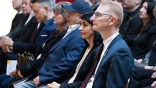 Thomas Gedemer, Muhterem Aras und Alexander Flügler verfolgen das Programm im Publikum 