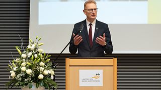 Thomas Gedemer bei seinem Grußwort am Redepult
