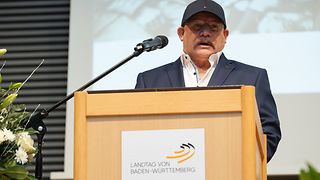 Alexander Flügler bei seinem Grußwort am Redepult