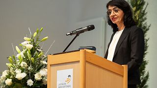 Landtagspräsidentin Aras bei ihrer Gedenkrede am Redepult