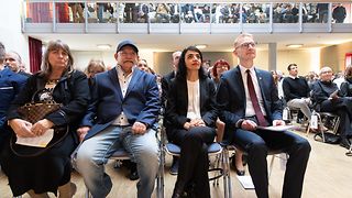 Thomas Gedemer, Landtagspräsidentin Aras und Alexander Flügler verfolgen das Programm im Publikum 