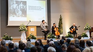 Mano Trapp und seine Combo MANOU bei ihrem Vortrag auf der Bühne