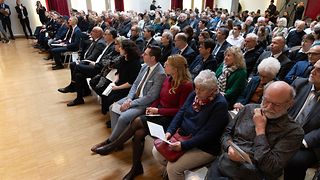 Publikum im Saal verfolgt das Programm