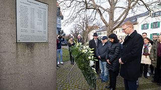 Kranzniederlegung und Gedenken am Mahnmal