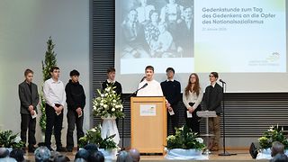 Schülerinnen und Schüler der Zeppelin-Realschule Singen auf der Bühne