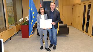 Landtagspräsidentin Muhterem Aras und Oliver Hildenbrand vor den Flaggen