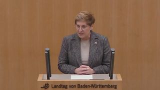 Nicole Razavi am Redepult