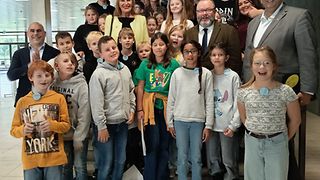 Gruppenbild: Kinder mit Abgeordneten auf der Treppe im Landtagsgebäude
