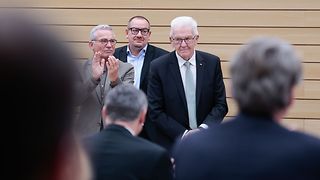Ministerpräsident Winfried Kretschmann wird von den Abgeordneten mit stehendem Applaus verabschiedet