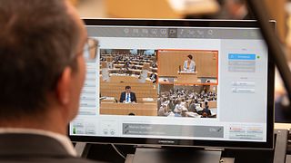 Blick auf einen Bildschirm auf dem die Übertragung zu sehen ist