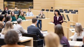 Landtagspräsidentin Muhterem Aras im Gespräch im Plenarsaal