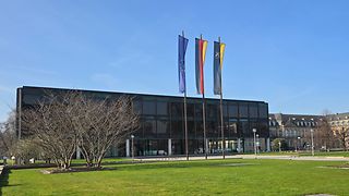 Landtag von Baden-Württemberg beflaggt am Wahlsonntag