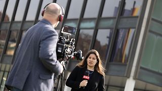 Kameramann und Reporterin vor dem Landtag