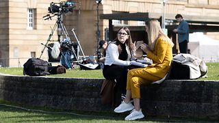 Zwei Frauen vor dem Landtag