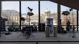 Kameras und Scheinwerfer in der Lobby