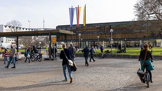 Menschen vor dem Landtag von Baden-Württemberg