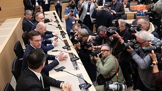 Fotografen und Kamerateams vor den Spitzenkandidaten im Plenarsaal