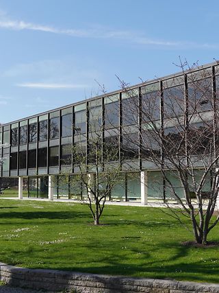 Außenansicht Haus des Landtags mit blühendem Baum im Vordergrund