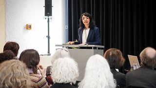 Landtagspräsidentin Aras hält ihre Rede vor Publikum