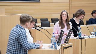 Jugendliche debattieren im Plenarsaal