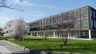 Haus des Landtags: Ostseite im Frühling