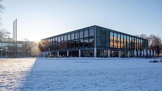 Haus des Landtags: Nordwestseite im Winter mit Schnee