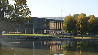 Haus des Landtags: Nordwestseite mit Eckensee im Herbst