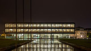 Haus des Landtags: Nordseite in der Nacht im Winter mit Regen