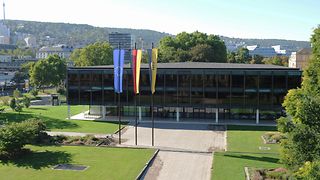 Haus des Landtags: Nordseite mit Flaggen