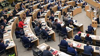 Blick in eine Plenarsitzung mit Abgeordneten