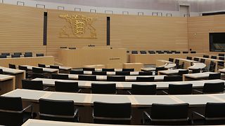 Blick in den leeren Plenarsaal