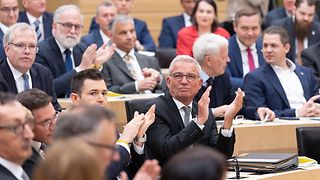 Abgeordnete applaudieren