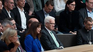 Ehrengäste auf der Besuchertribüne