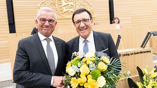 Alterspräsident Dr. Wolfgang Reinhart gratuliert dem neuen Landtagspräsident Thomas Strobl
