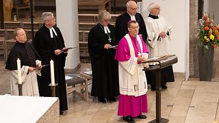 Feiern gemeinsam Gottesdienst: Bischof Dr. Klaus Krämer, Landesbischöfin Prof. Dr. Heike Springhart, Oberkirchenrat i. R. Prof. Dr. Ulrich Heckel, Stadtdekan Msgr. Dr. Christian Hermes, Kirchenrat Ralph Hartmann sowie Direktor Dr. Gerhard Neudecker